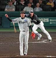　７回、藤原に２点適時打を打たれて勝ち越される才木（撮影・立川洋一郎）