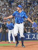 　８回、西川を三振に斬って取り吠えるバウアー（撮影・持木克友）