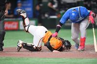 　８回、レイエス（右）のファイルチップが直撃し悶絶する甲斐（撮影・開出牧）