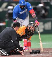 　８回、レイエス（後方）のファイルチップが直撃し悶絶する甲斐（撮影・開出牧）