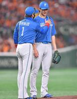 　７回、投手交代を告げた新庄監督（左）は好投の先発・達の胸を叩いて言葉をかける（撮影・開出牧）