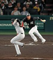 　７回、代打・角中の打球を才木が体に受け、同点に追いつく適時内野安打となる（撮影・立川洋一郎）