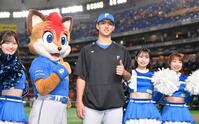 　今季４勝目を挙げファイターズガールズと並んでサムアップポーズを決める達（撮影・開出牧）