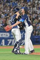 　完封勝利を挙げ古賀（左）と抱き合う今井（撮影・持木克友）