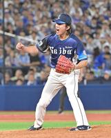 　９回、梶原を空振りの三振に仕留めガッツポーズの今井（撮影・持木克友）