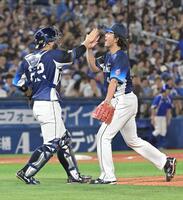 　完封勝利を挙げ、古賀（左）とハイタッチを交わす今井（撮影・持木克友）