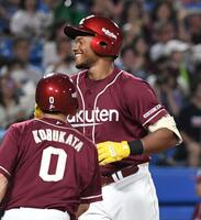 　５回、ゴンザレスは左中間に２号同点２ランを放ち、小深田（左）とタッチを交わす（撮影・佐藤厚）