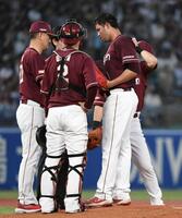 　３回、３失点で逆転を許したヤフーレ（右）＝撮影・佐藤厚