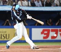 　５回、内山は左前に勝ち越し適時打を放つ（撮影・佐藤厚）