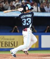 　５回、内山は左前に勝ち越し適時打を放つ（撮影・佐藤厚）