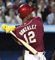 　５回、ゴンザレスは左中間に２号同点２ランを放つ（撮影・佐藤厚）