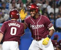 　５回、ゴンザレスは左中間に２号同点２ランを放ち、小深田（左）とタッチを交わす（撮影・佐藤厚）