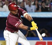 　７回、ゴンザレスは同点中犠飛を放つ（撮影・佐藤厚）