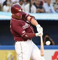 　３回、浅村は右前安打を放つ（撮影・佐藤厚）