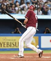 ２回表楽天無死一塁、辰己涼介は２者連続で死球を受ける＝神宮（撮影・佐藤厚）