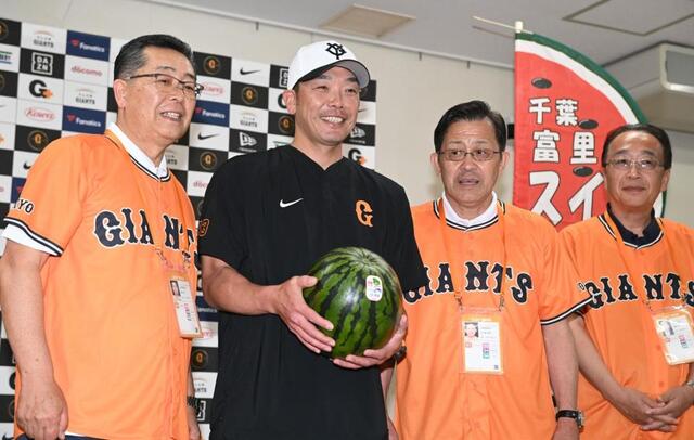 巨人に「富里すいか」贈呈 阿部監督が長嶋さんのすいかエピソード言及