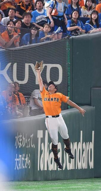 巨人・三塚 ファンスに身を乗り出して好捕 「8番・左翼」でスタメン
