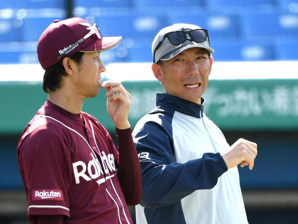 　岸（左）と話す嶋ヘッドコーチ（撮影・佐藤厚）