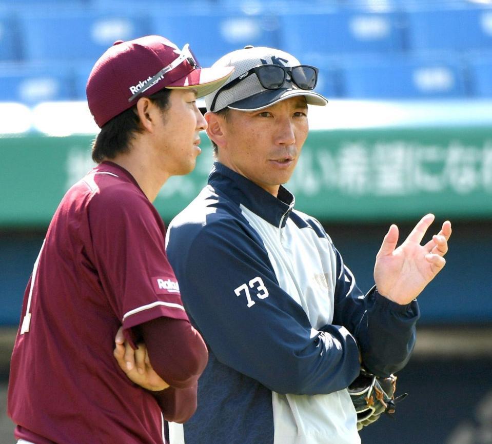 　岸（左）と話す嶋ヘッドコーチ（撮影・佐藤厚）