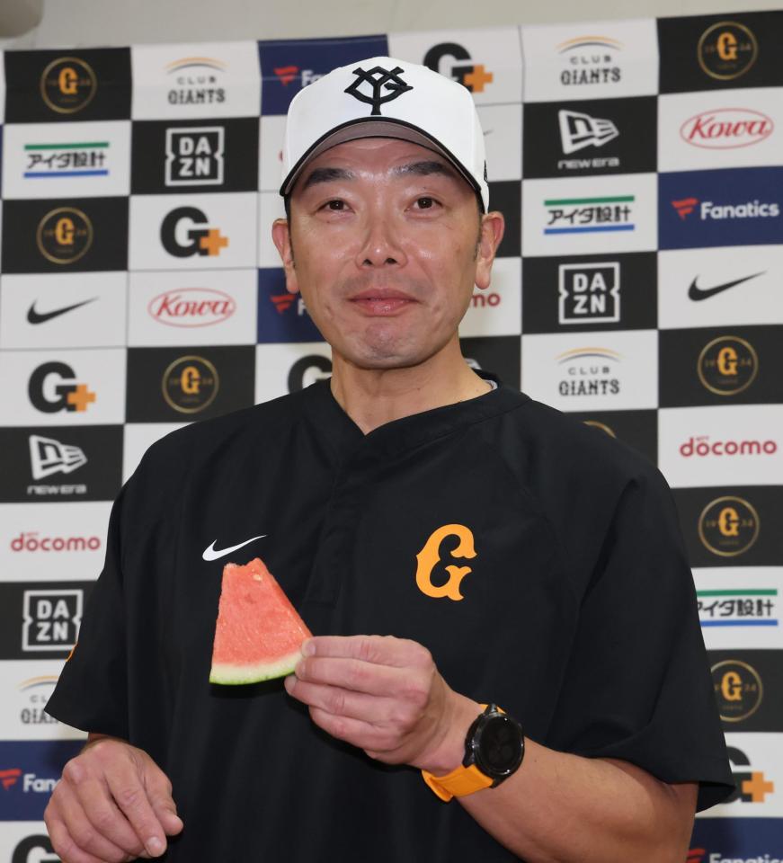 　贈呈されたスイカを試食する阿部監督