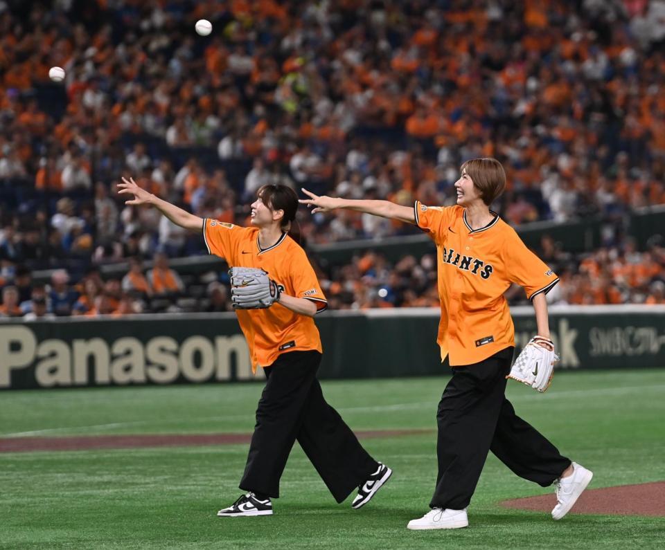 　始球式を務める元バレーボール女子日本代表の新鍋理沙さん（左）と石井優希さん（撮影・開出牧）