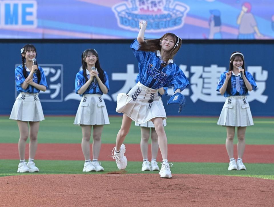 　セレモニアルピッチを務めるＡＫＢ４８・千葉恵里（撮影・持木克友）