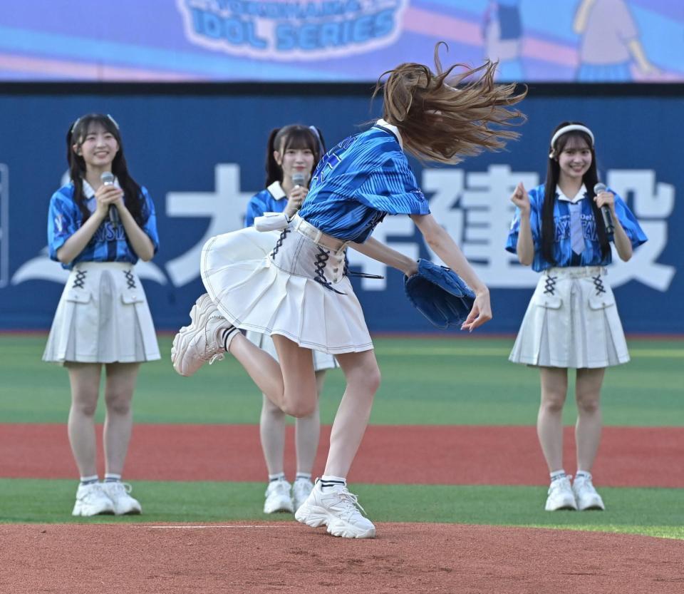 　セレモニアルピッチを務めるＡＫＢ４８・千葉恵里（撮影・持木克友）