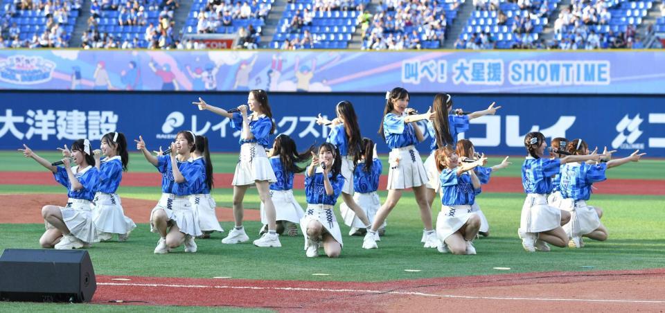 　試合前に１曲披露したＡＫＢ４８（撮影・持木克友）