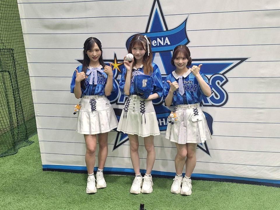 　ＡＫＢ４８の（右から）倉野尾成美、千葉恵里、小栗有以