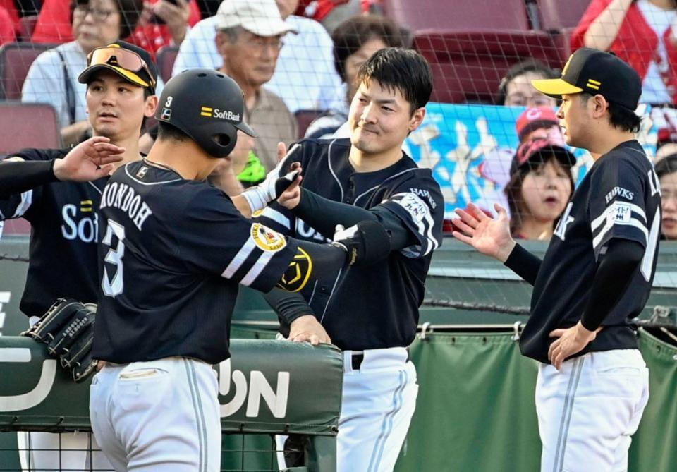 　１回、先制２ランを放った近藤を迎える有原（左から３人目）