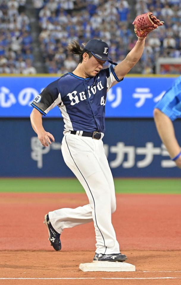 　４回、佐野の一ゴロでベースカバーに入る今井（撮影・持木克友）