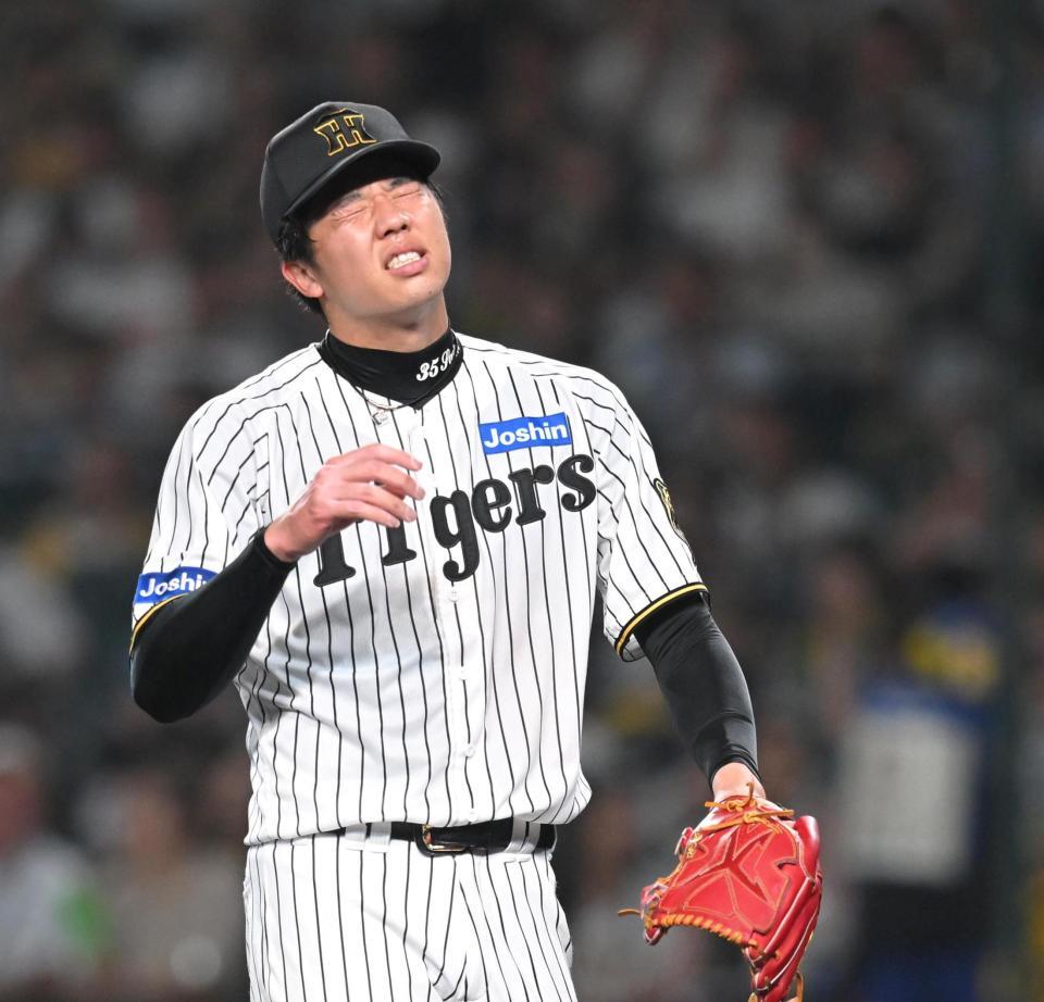 　７回、勝ち越しを許し、悔しがる才木（撮影・飯室逸平）