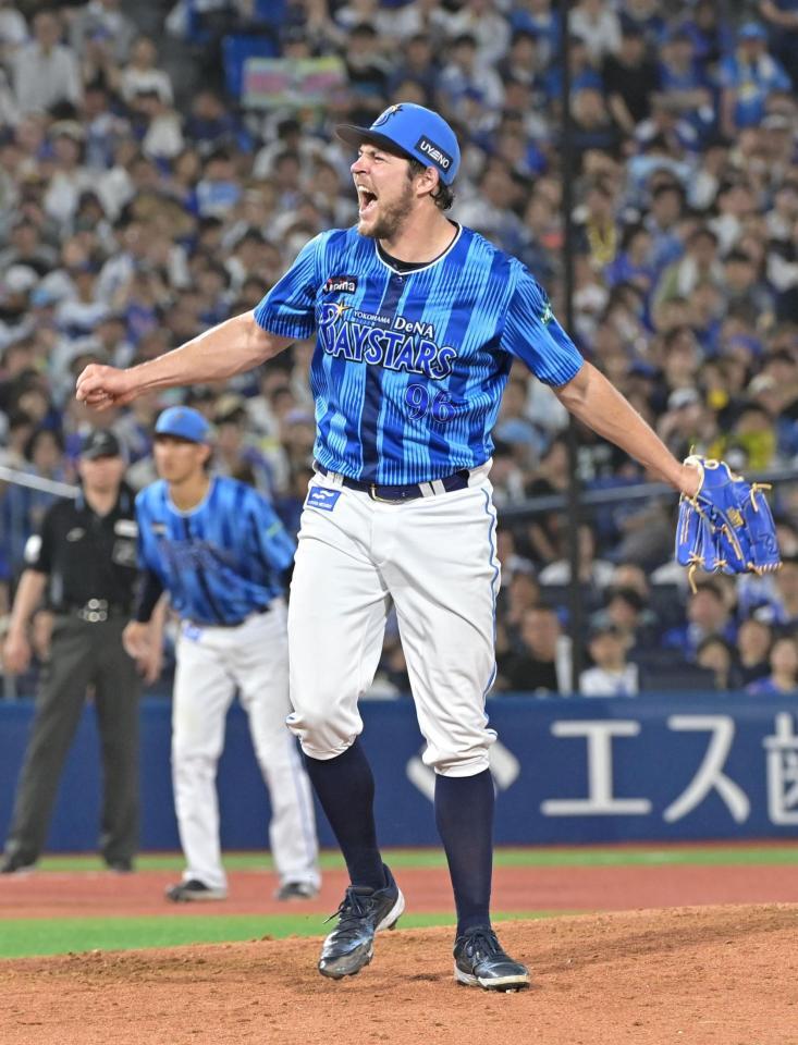 　８回、西川を三振に斬って取り吠えるバウアー（撮影・持木克友）