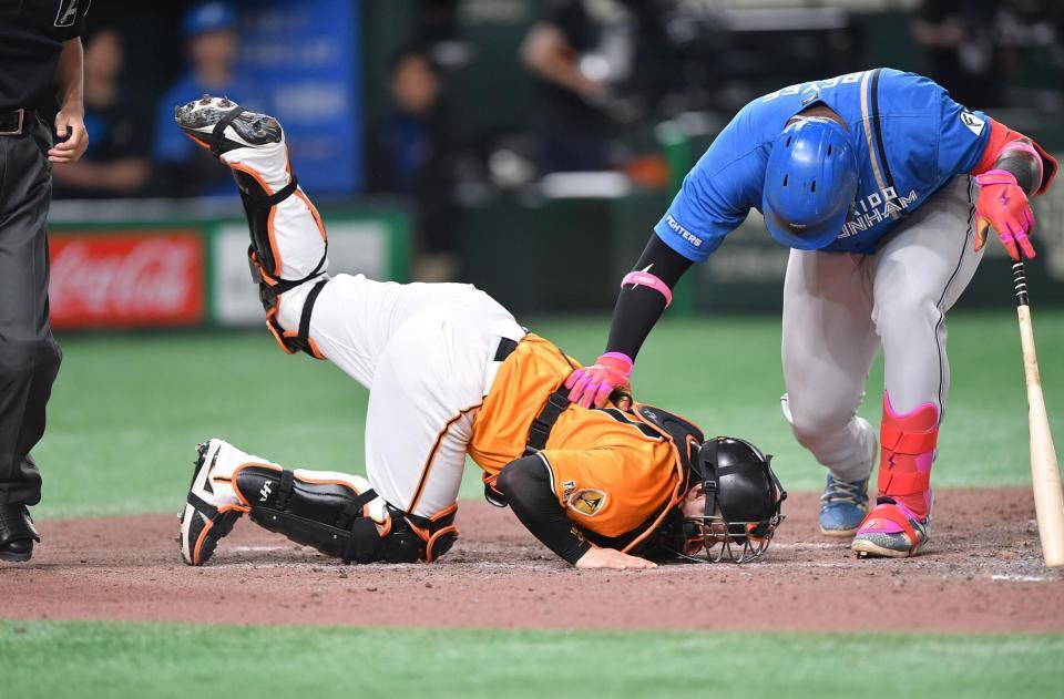 　８回、レイエス（右）のファイルチップが直撃し悶絶する甲斐（撮影・開出牧）