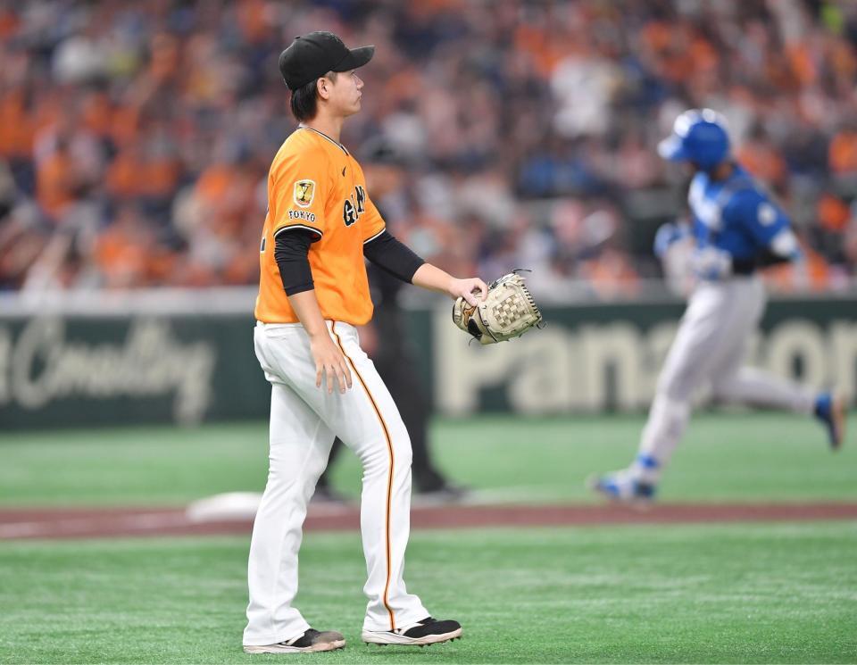 　２回、万波（右後方）に先制の右越え２ランを打たれた井上（撮影・開出牧）