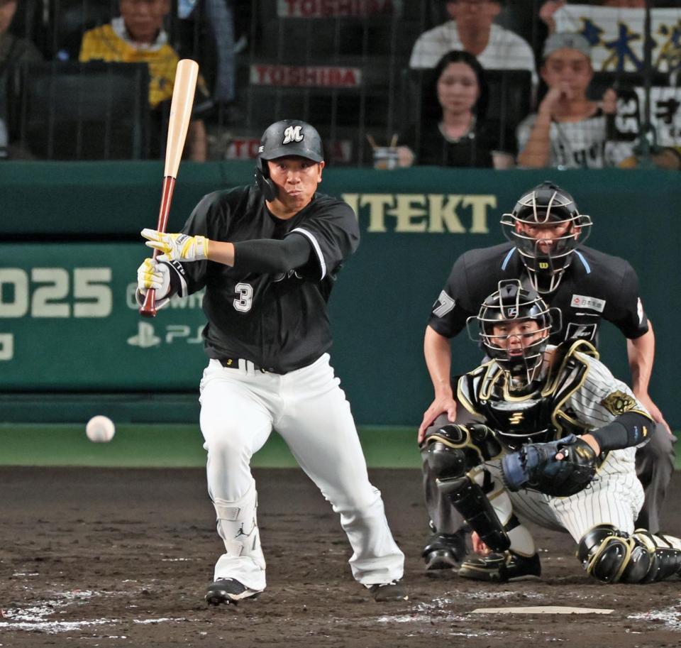 　７回、同点に追いつく適時内野安打を放つ代打・角中（撮影・立川洋一郎）