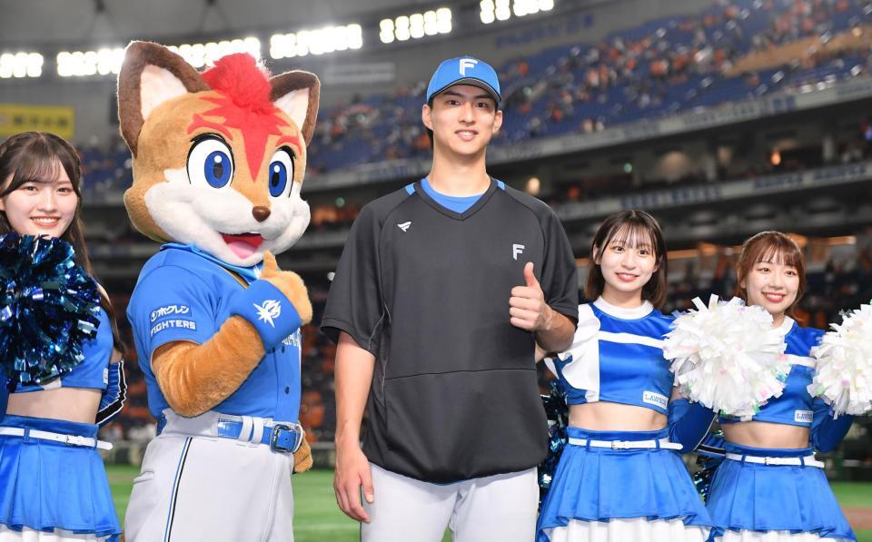 　今季４勝目を挙げファイターズガールズと並んでサムアップポーズを決める達（撮影・開出牧）