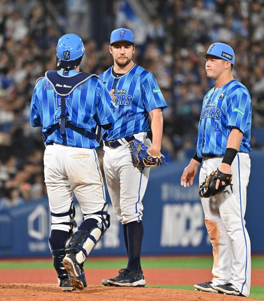 　９回、ネビンに適時打を打たれたバウアー（中央）。左は松尾、右は牧