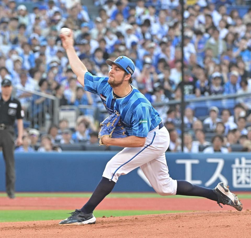 　先発のバウアー（撮影・持木克友）