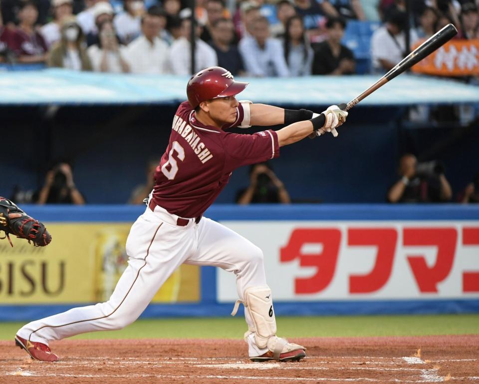 　２回、村林は先制の右犠飛を放つ（撮影・佐藤厚）