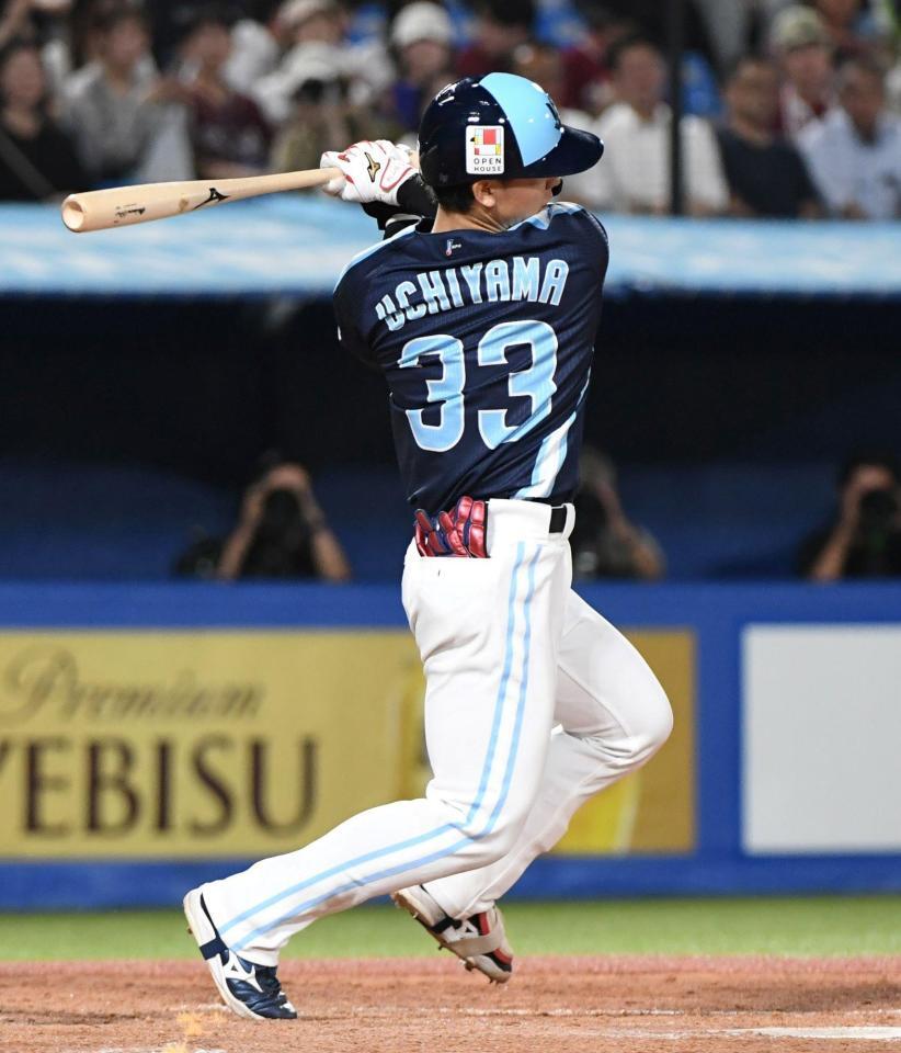 　５回、内山は左前に勝ち越し適時打を放つ（撮影・佐藤厚）