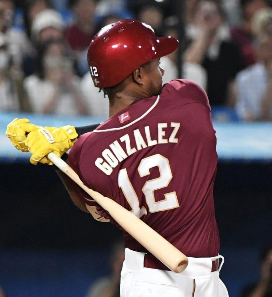 　５回、ゴンザレスは左中間に２号同点２ランを放つ（撮影・佐藤厚）