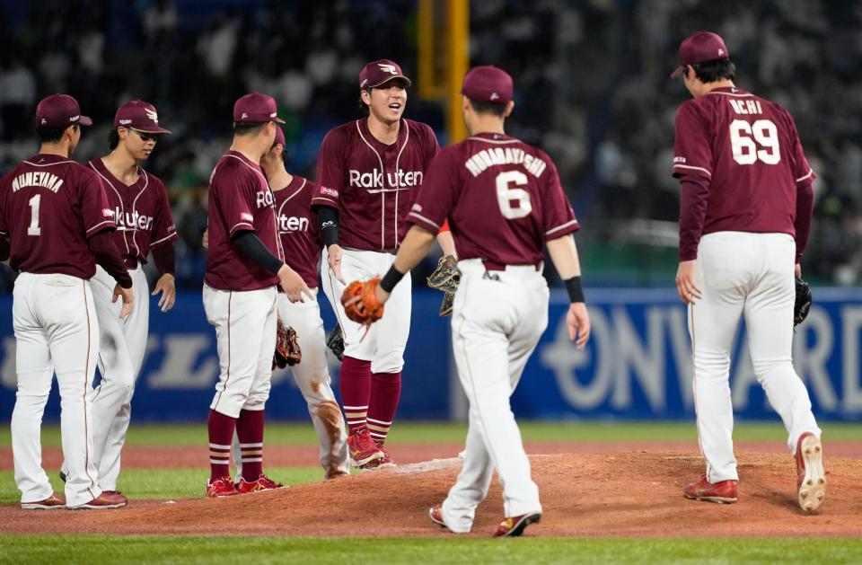 　ヤクルトに引き分けタッチを交わす楽天ナイン