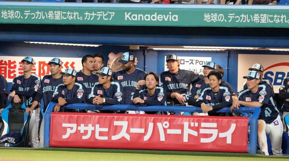 　１２回、試合の行方を見守るヤクルトベンチ