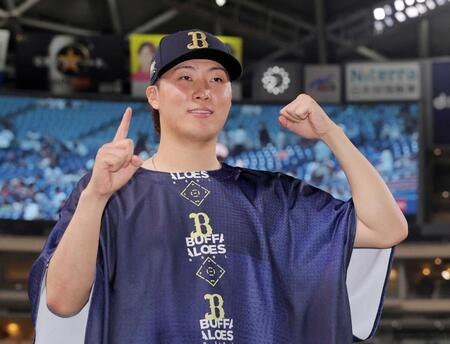 　初勝利を挙げポーズをとる東