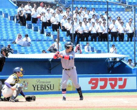 　先輩たちが歌う「とんぼ」を聞きながら打席へ入る慶大・清原