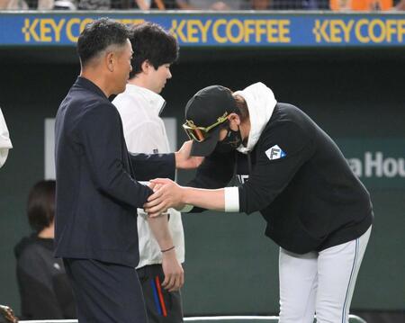 　試合前、談笑を終え、谷繁元信氏（左）と握手をする新庄監督（撮影・伊藤笙子）