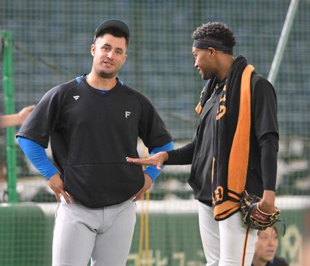 　試合前に談笑するアリエル・マルティネス（左）とライデル・マルティネス（撮影・伊藤笙子）