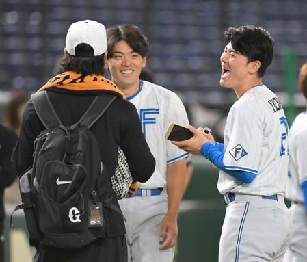 　試合前、田中瑛（左）と談笑する清宮幸（右）と野村（撮影・伊藤笙子）