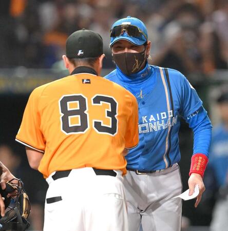 【写真】謎の紙袋発見！日本ハム・新庄監督メンバー交換でプレゼント　敵将もニヤリ